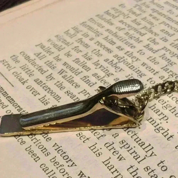 Vintage goldtone sweater clips - Picture 3 of 9